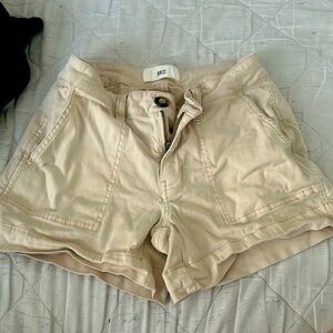 Short, stretchy, khaki colored shorts from buckle!